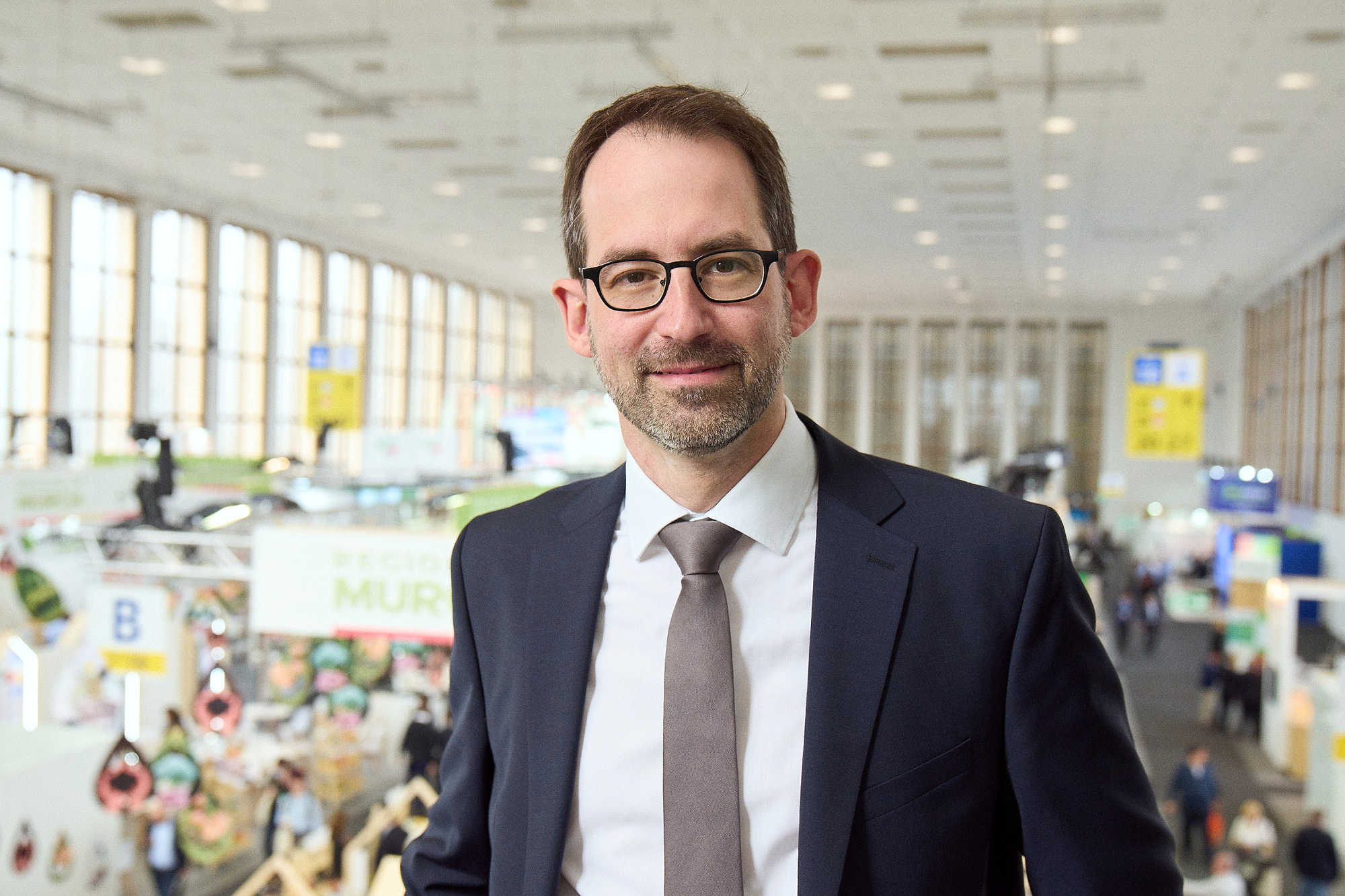 Ein Portraitfoto von Kai Mangelberger, der am 1. November 2024 die Leitung des neuen Bereichs Mobility bei der Messe Berlin übernimmt. 