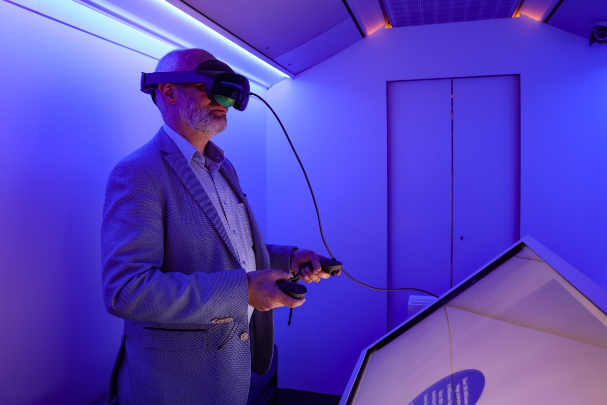 Ralf Droste mit VR-Brille im Erlebnisraum 