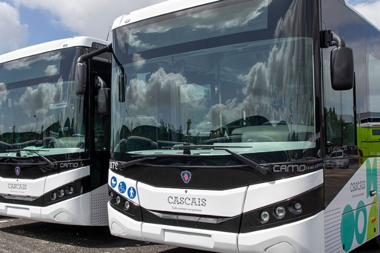Auf dem Bild sind zwei neue Euro VI-Nullkilometer-Busse zu sehen.