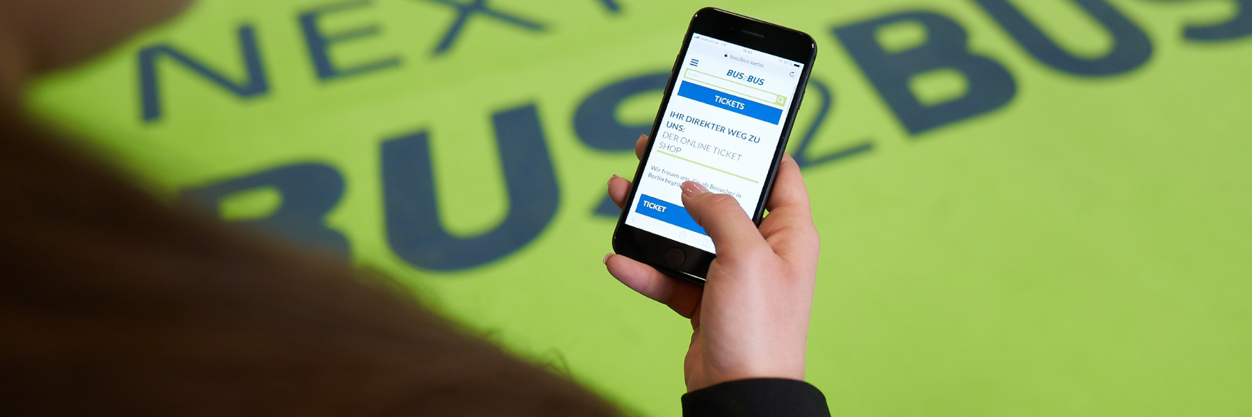 The BUS2BUS website, or more precisely the ticket shop, can be seen on the display of a smartphone held by a trade visitor.